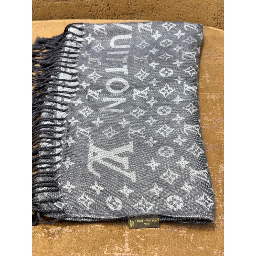 Flat $200 Sale Louis Vuitton Grey Monogram 100% Wool Scarf Made in Italy Fringe